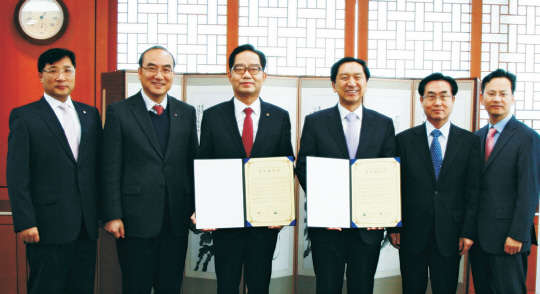 박기동 한국가스안전공사 사장(왼쪽 세번째)과 김기현 울산시장(네번째) 등이 가스타이머콕 무료보급사업 업무협약을 맺고 기념촬영을 하고 있다.    한국가스안전공사 제공